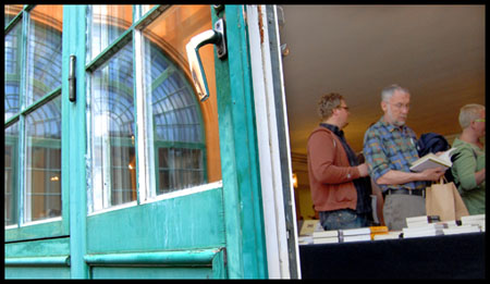 beskare p Nrnberghuset, turkosbl drr, speglingar i glas