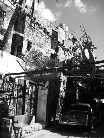 badkar som blivit till soffa p en gata