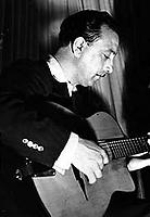 Django Reinhardt med gitarren