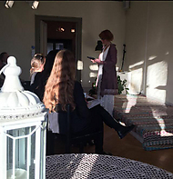 Elisabeth Jönsson läser ur Mer Människa. Foto: Carina Ståhl, Gyllenljus
