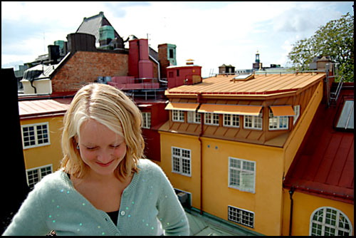 Julia Falkerby med utsikt mot bakgrd och skorstenar