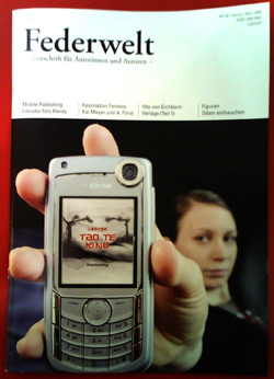 omslag Federwelt, tjej som hller fram en mobiltelefon