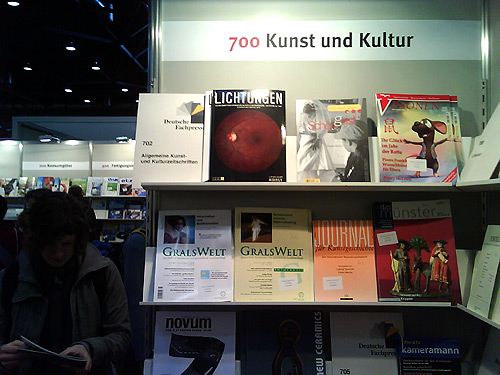 tidskrifter p hyllor under rubriken Kunst und Kultur