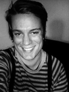 leende Luka Vestergaard i randig trja