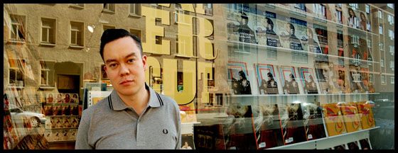 Alexander Dahlberg vid skyltfnstret, tidskrifter speglar sig