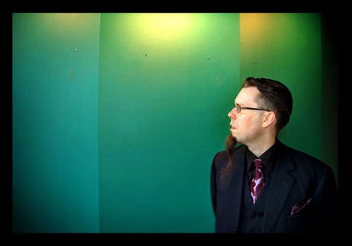 Anders Lundgren med skgg i profil mot grn vgg