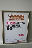 Shoos diplom i guldram på en hylla