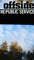 Offside- och Re:public Service-loggor med utsikt mot blå himmel och träd