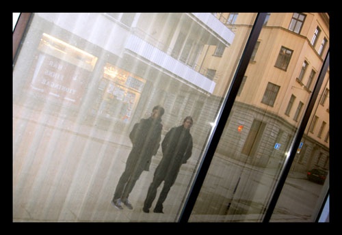 Christofer och Tobias syns genom ett fnster